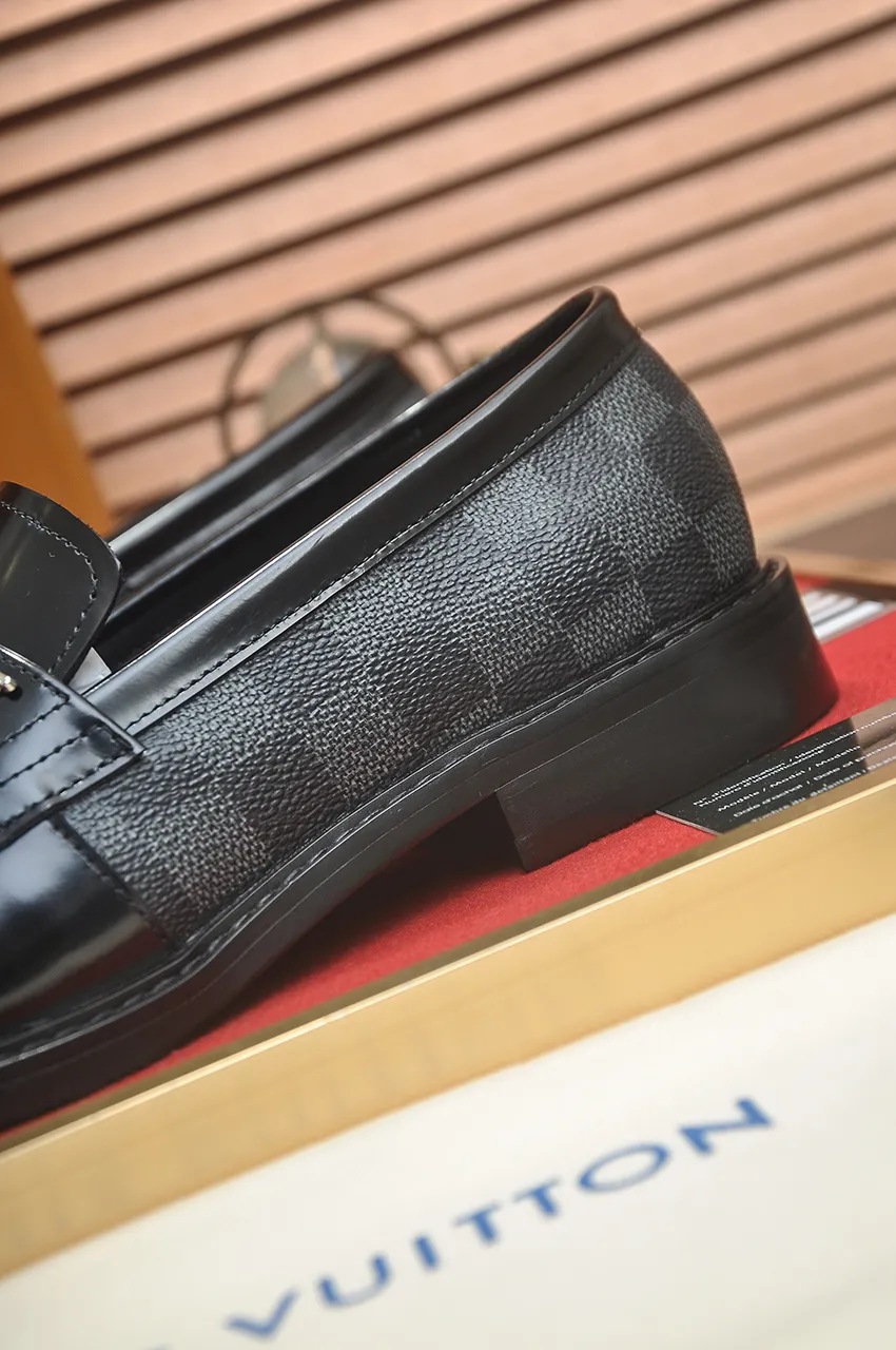 Men's men's shoes 💰460💶 [LV] (original single cowhide lining) 🍀LV's latest genuine leather business suit shoes are launched simultaneously on the official website. The first-layer cowhide imported from Italy is made of heavy gold, 💥1:1 rubber outsole from the official website. Versatile to wear, high-end without losing class, and the color combination is extraordinary. This four-season style is alluring when worn on your feet, showing off your big-name flair. Standard code 38-45 (45 customized)